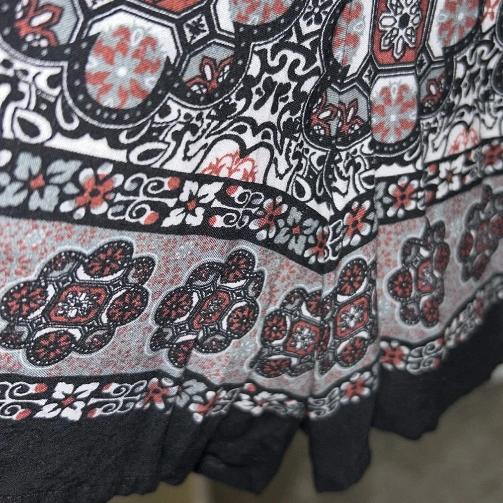 🦋Floral and Black Long Sleeve Juniors Romper 5/25$ - Picture 3 of 10